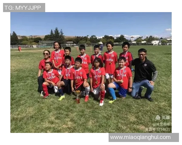 足球女星与世界顶级球员合影留念 展现运动魅力与友谊之光 足球女星与世界顶级球员合影留念 展现运动魅力与友谊之光