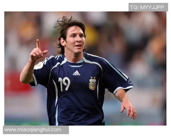 世界杯足球明星全方位解析与球技风采展示 世界杯足球明星全方位解析与球技风采展示